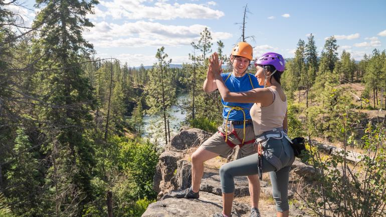 在爱达荷州波斯特佛斯的 Q’emiln Park 攀岩