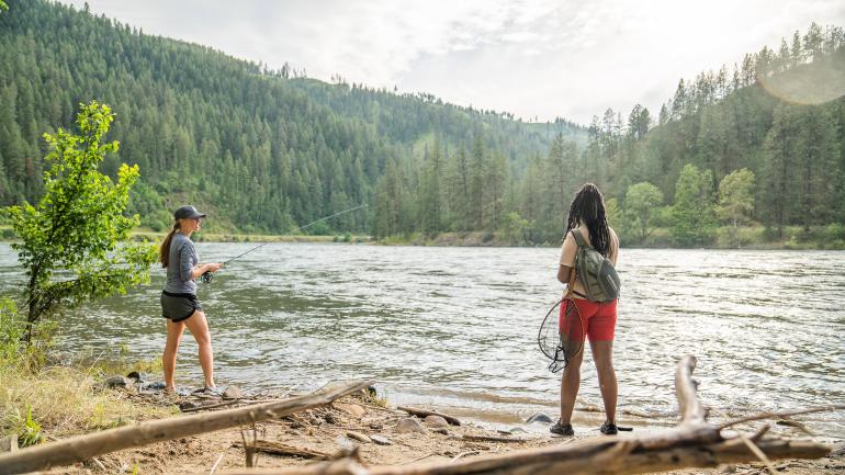 在爱达荷州奥罗菲诺附近的克利尔沃特河畔体验飞蝇钓