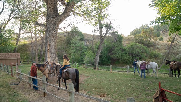 在 Bitter Creek Outfitters 旅行公司导游的陪同下准备骑马观光 在 Bitter Creek Outfitters 旅行公司导游的陪同下准备骑马观光