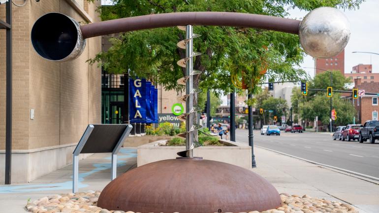 黄石艺术博物馆前颇为吸引眼球的雕塑 黄石艺术博物馆前颇为吸引眼球的雕塑