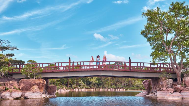 佛罗里达州德拉海滩、森上博物馆和日本花园的游客 佛罗里达州德拉海滩、森上博物馆和日本花园的游客