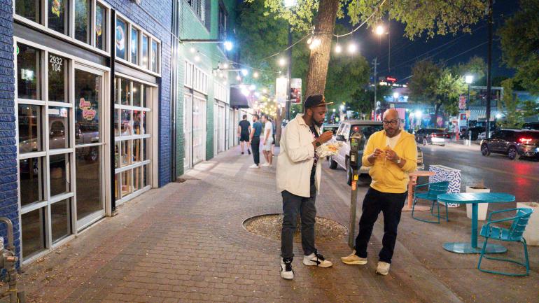 在迪普埃伦娱乐区品尝当地烧烤