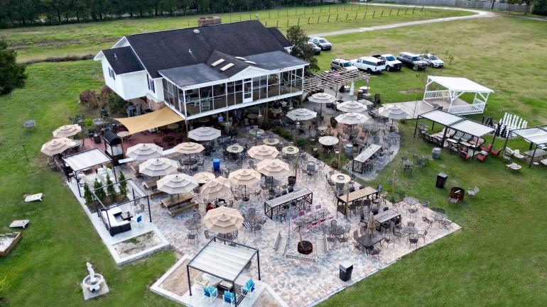 鸟瞰绿意盎然的 Sparacia Witherell Family Winery & Vineyards 酒庄