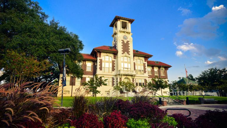 老市政厅艺术与文化中心西班牙风格的门面外墙 老市政厅艺术与文化中心西班牙风格的门面外墙