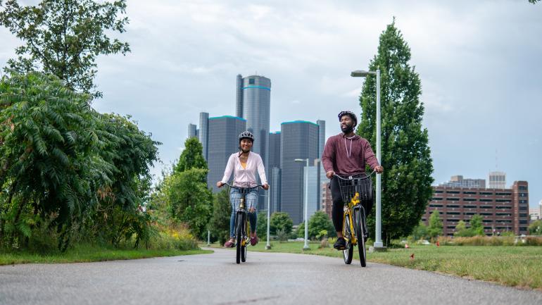 在底特律自行车道上欣赏风景 在底特律自行车道上欣赏风景
