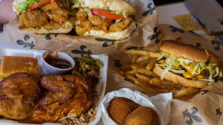 在 Leonards Food Quarters 餐厅享用穷孩子三明治 在 Leonards Food Quarters 餐厅享用穷孩子三明治