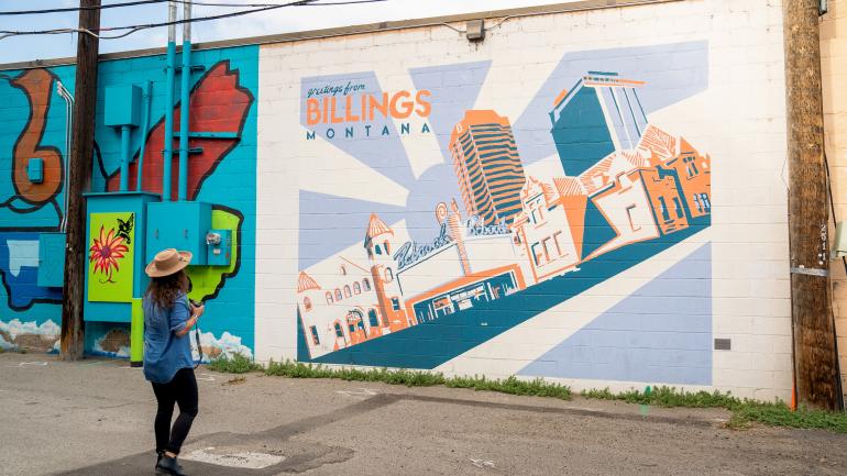 在比林斯市中心观看色彩缤纷的壁画 在比林斯市中心观看色彩缤纷的壁画