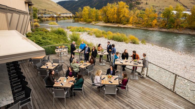 在 FINN 餐厅享受户外美景餐饮