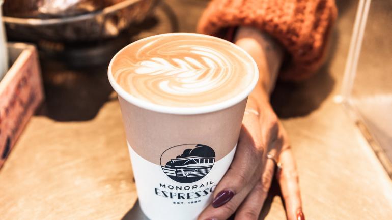 咖啡师傅常常会以艺术的形式冲泡咖啡。 咖啡师傅常常会以艺术的形式冲泡咖啡。