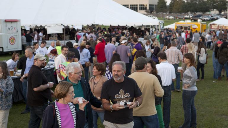 参加十月的海湾佳酿节,品味 200 多种不同风味的啤酒。 参加十月的海湾佳酿节,品味 200 多种不同风味的啤酒。