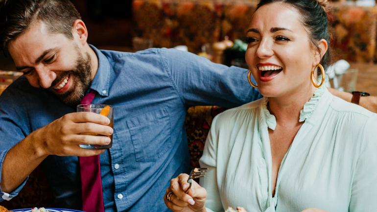 在 Porch Kitchen & Bar 酒吧品尝波本鸡尾酒和热布朗三明治