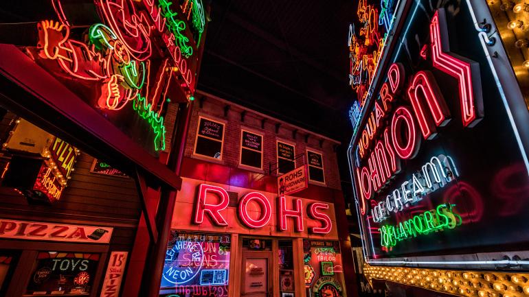 辛辛那提美国广告牌博物馆的明亮灯光