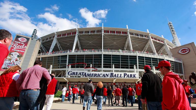 球迷涌入大美利坚棒球场观看辛辛那提红人队的棒球比赛