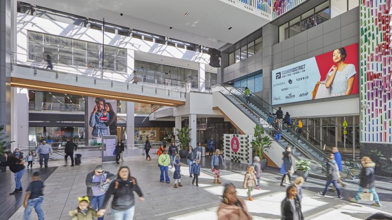 宾夕法尼亚州费城时尚区内的缤纷壁画装饰