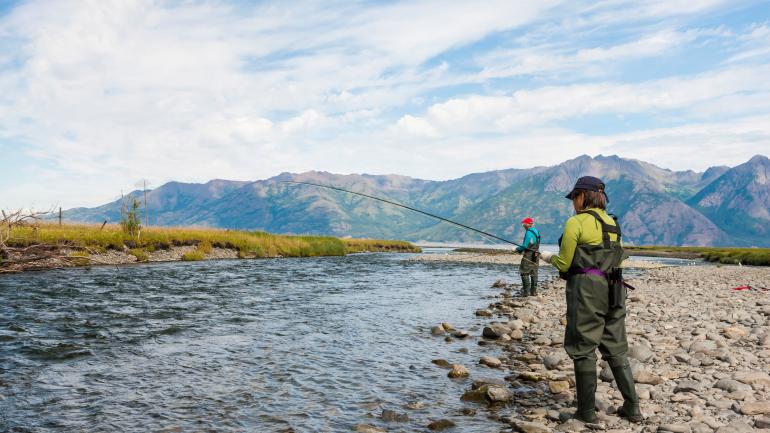 在阿拉斯加州霍普的壮丽山景中悠闲垂钓