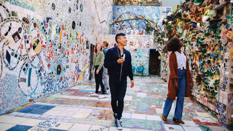 在费城魔幻花园，游客们沉醉在奇特的装置艺术之中