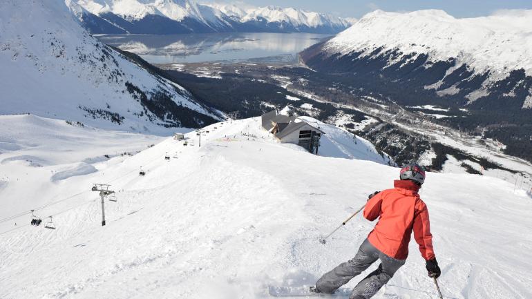 在格伍德令人屏息的美丽山景间体验山地滑雪