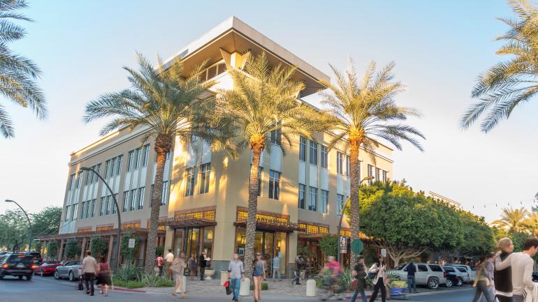 亚利桑那州斯科茨代尔奇尔兰广场的现代建筑