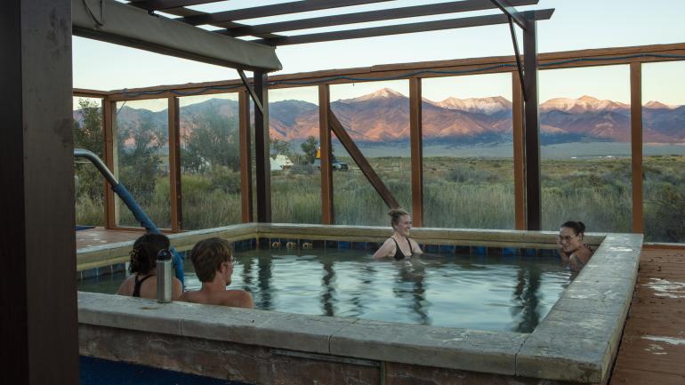 在科罗拉多州萨沃奇县的 Joyful Journey Hot Springs 温泉城度假村伴着山景泡温泉