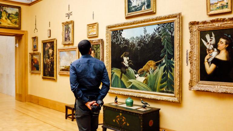 在巴恩斯美术馆欣赏画作的赞助人