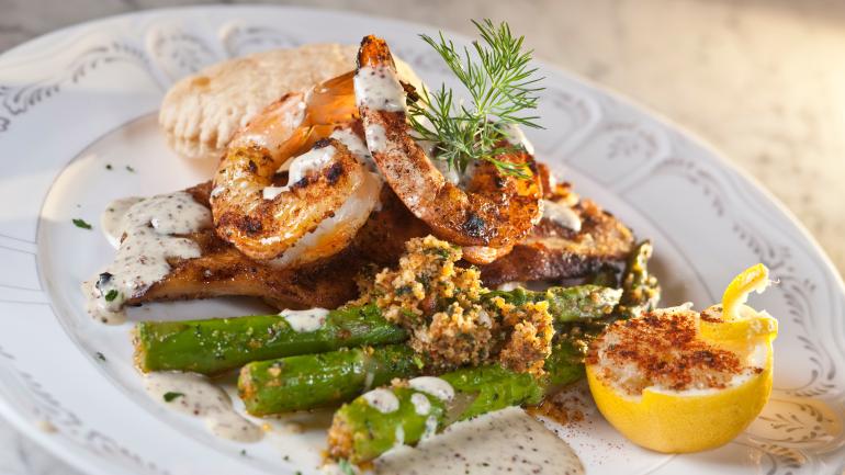 新奥尔良一家现代化餐厅的精致鲜虾菜品