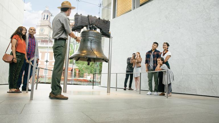 在独立国家历史公园，导游正在解说自由钟