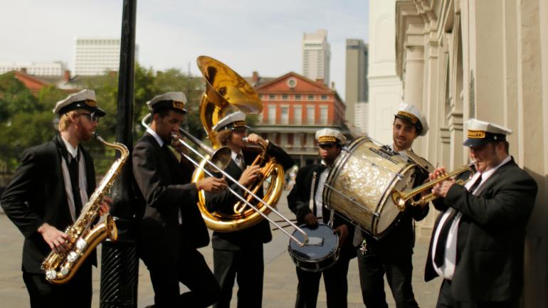 新奥尔良不拘一格的街头音乐家表演 新奥尔良不拘一格的街头音乐家表演