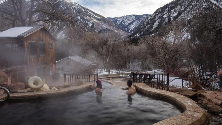 在科罗拉多州雷德斯通的 Avalanche Ranch Cabins & Hot Springs 温泉城享受温泉和雪景