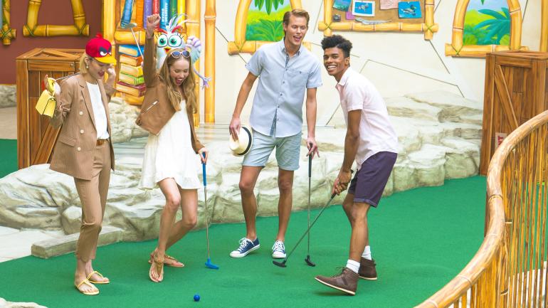 一群朋友在玩愤怒的小鸟迷你高尔夫球场的精彩游戏