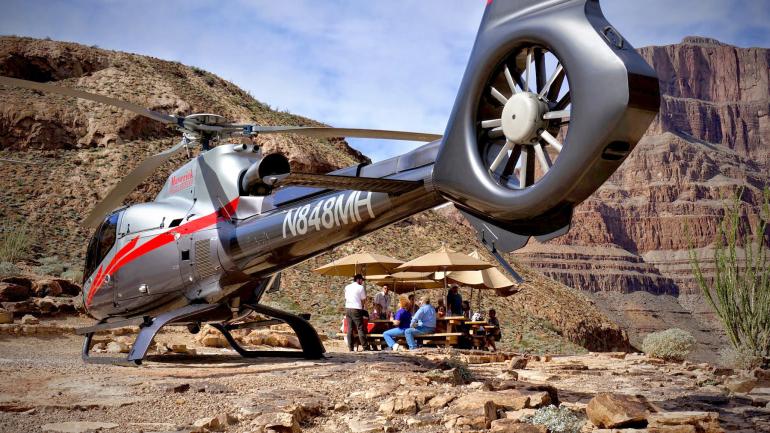 在大峡谷的私家俯瞰点着陆并享用美食