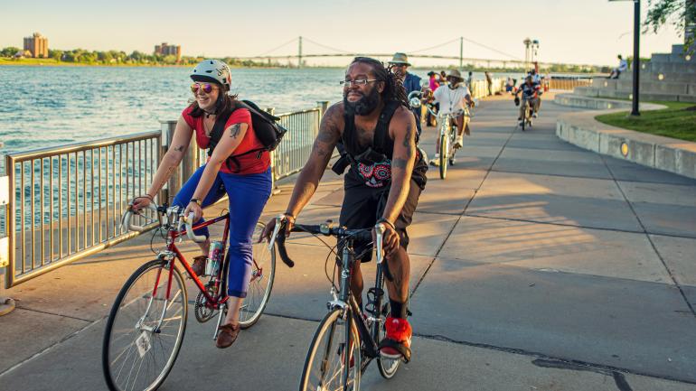 在密西根州底特律河滨地区骑行 在密西根州底特律河滨地区骑行