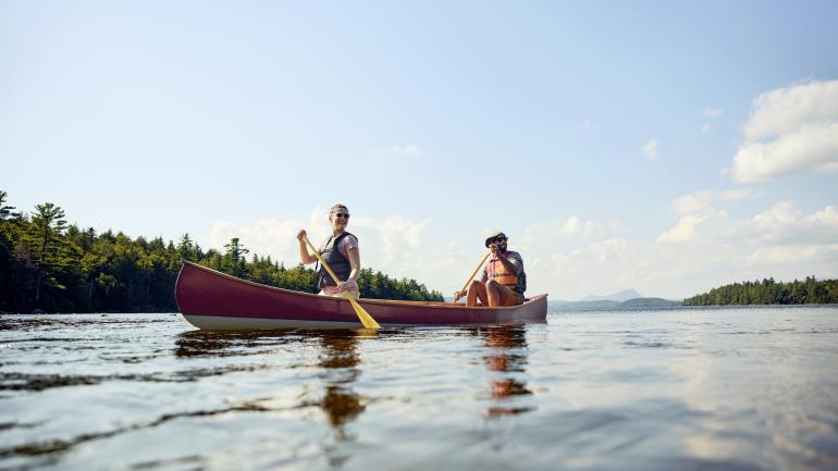 缅因州皮克斯-肯尼州立公园，皮划艇爱好者陶醉在迷人美景之中