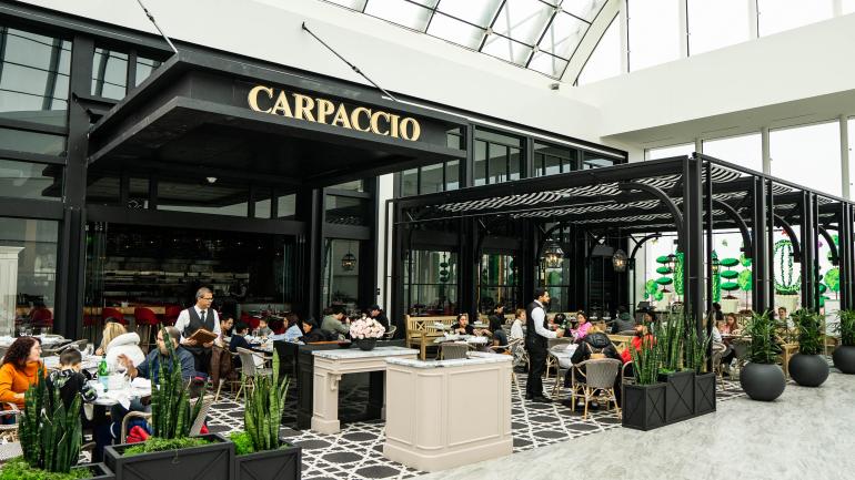 CARPACCIO 餐厅的精致美食和户外美景