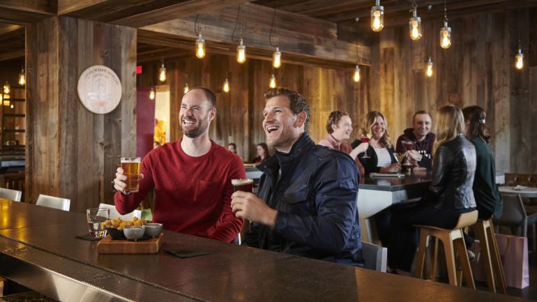 在 FireLake Grill House + Cocktail Bar 餐厅的乡村氛围中享用精酿啤酒