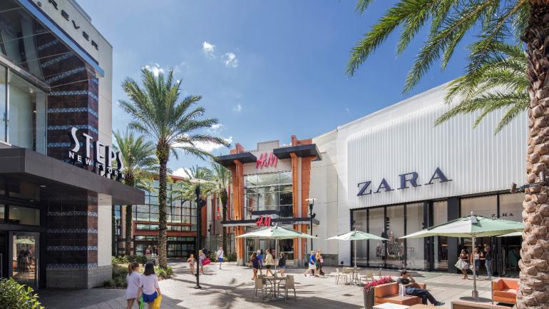 阳光明媚的一天，在佛罗里达购物中心购物