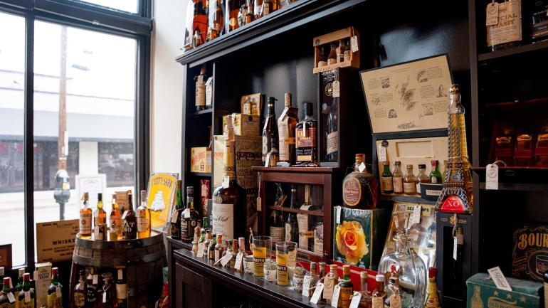 卡温顿 Revival Vintage Bottle Shop 商店里令人印象深刻的一系列陈年波本威士忌 卡温顿 Revival Vintage Bottle Shop 商店里令人印象深刻的一系列陈年波本威士忌