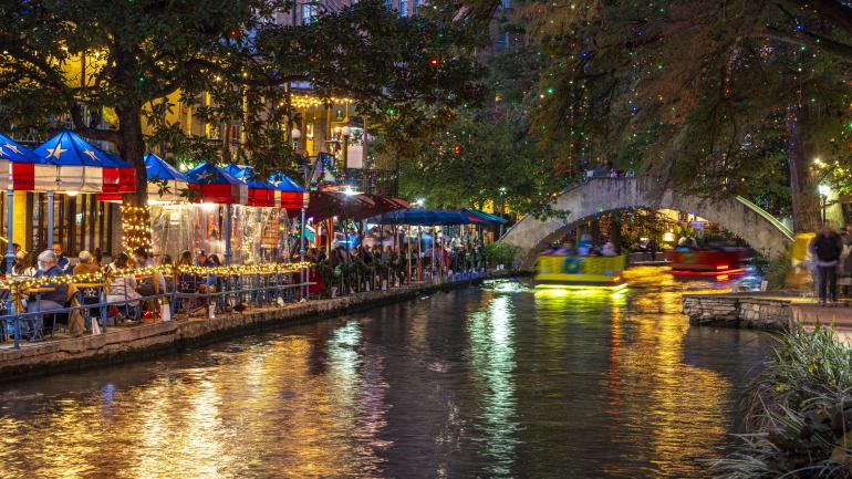 圣安东尼奥每年的圣诞季都由 Ford Holiday River Parade 游行拉开帷幕