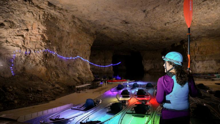 在峡谷地下乘坐发光皮划艇开启地下游览 在峡谷地下乘坐发光皮划艇开启地下游览