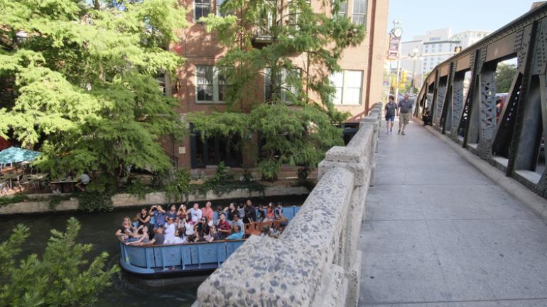 圣安东尼奥河滨步道两旁宁静的休闲小径