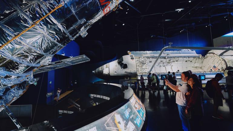 游客在卡纳维拉尔角肯尼迪航天中心游览区观赏沉浸式多媒体展品