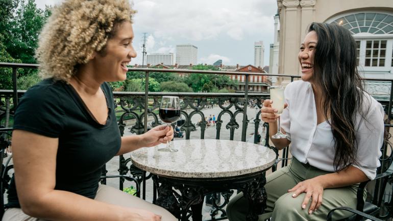 在新奥尔良的品酒之旅中尽情享受露天用餐和美酒
