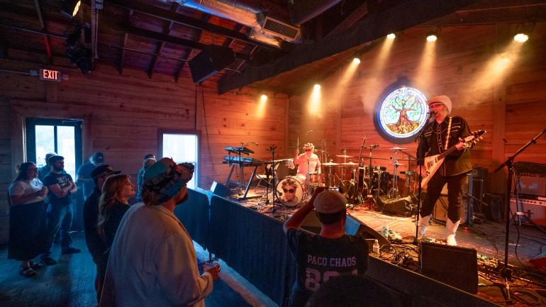 在列克星敦历史悠久的音乐场所 The Burl 剧院观看现场表演 在列克星敦历史悠久的音乐场所 The Burl 剧院观看现场表演