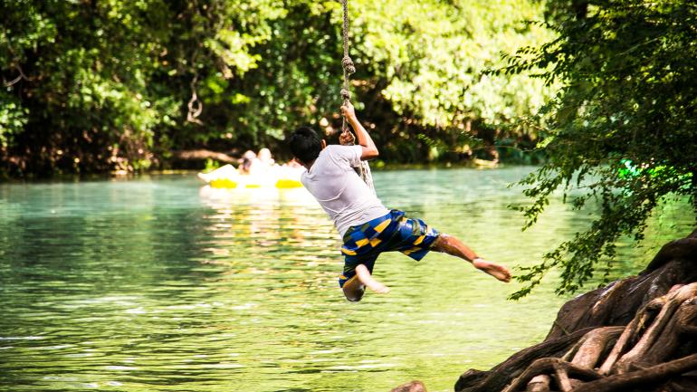 在圣马科斯河享受明媚的阳光
