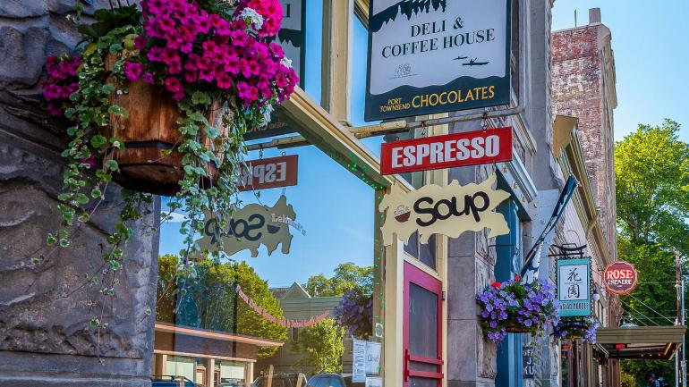 华盛顿州安吉利斯港宜人的街道