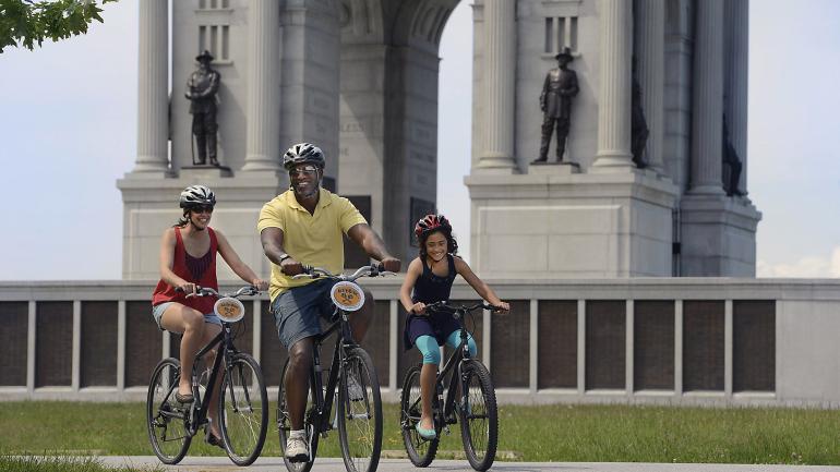 葛底斯堡自行车巡游，途经宾夕法尼亚州纪念馆