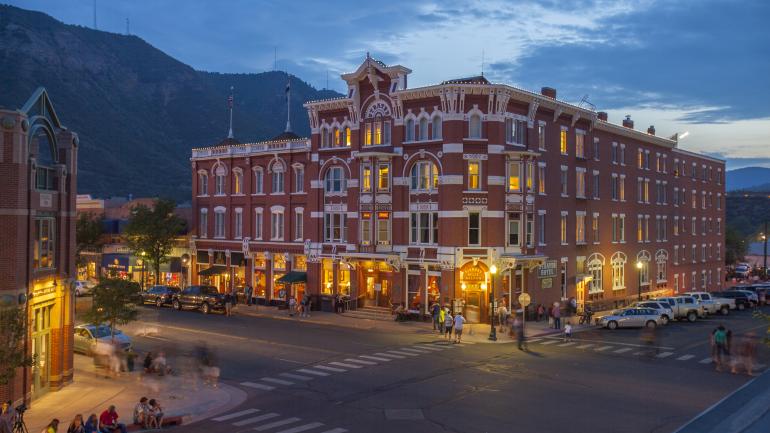 科罗拉多州杜兰戈市区历史悠久的 Strater Hotel 酒店