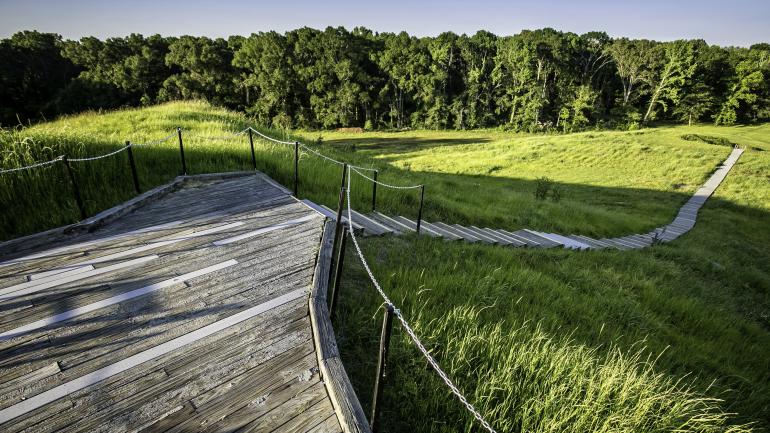 在派厄尼镇附近的波弗蒂角世界遗产地，一条人行小道从古老的土丘间蜿蜒穿过