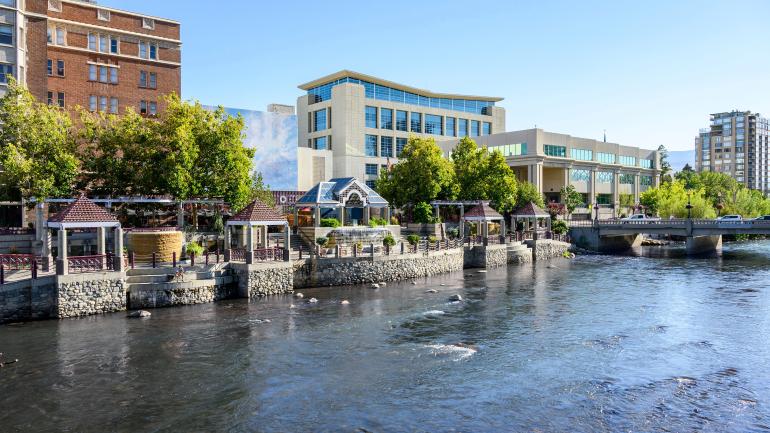 内华达州里诺：特拉基河畔的市中心河滨步道