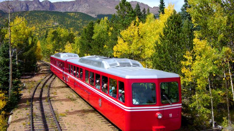 科罗拉多州的科罗拉多斯普林斯附近：布罗德莫派克峰齿轨铁路沿途的壮丽景观