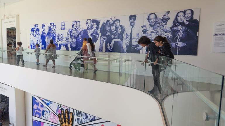 亚特兰大美国民权与人权中心大厅里悬挂着世界各地民权活动家的肖像